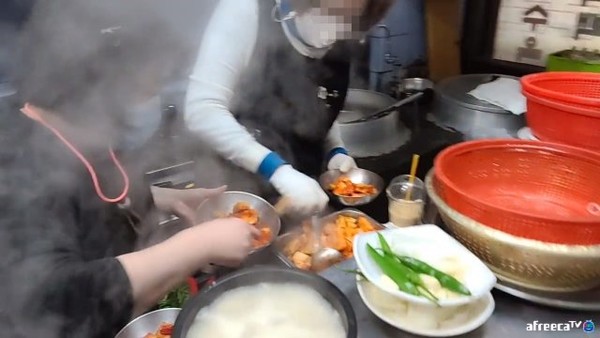 ▲ 깍두기 재사용을 하는 장면. (인터넷 커뮤니티 캡처)