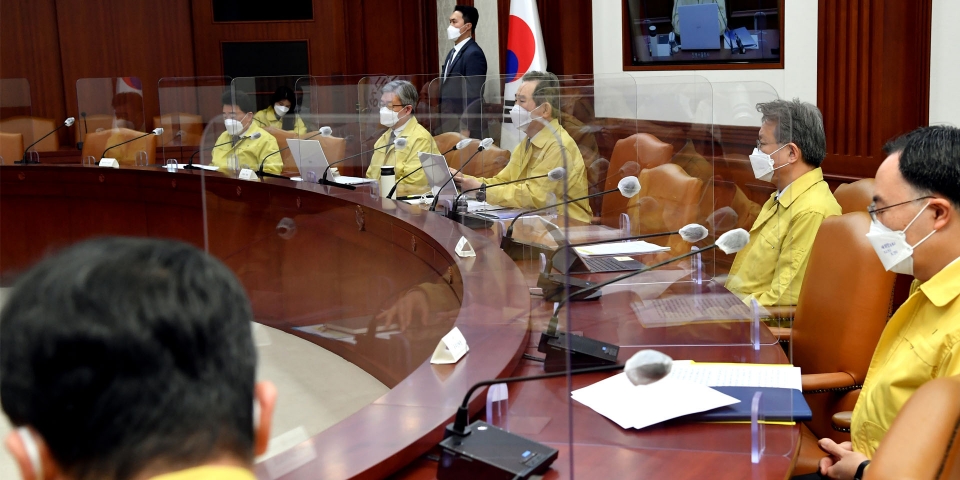 ▲ 정세균 국무총리는 16일 정부서울청사에서 주재한 코로나19 대응 중앙재난안전대책본부 회의에서 “백신휴가 제도화 방안을 조속히 검토해 보고하라”고 관계부처에 지시했다. (사진=국무총리실)