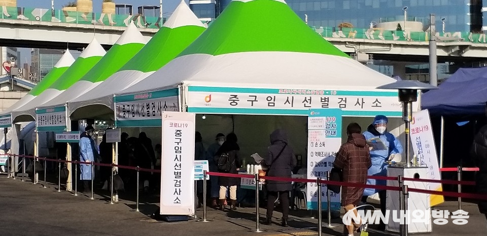 ▲ 16일 국내 코로나19 신규 확진자는 363명을 기록했다. 이틀 연속 300명대 유지다. 그러나 주말에는 검사 건수가 많지 않은 데다가 주 초까지 이 여파가 이어지는 것을 감안할 때 긴장감을 풀 수는 없는 상황이다. (사진=내외방송DB)