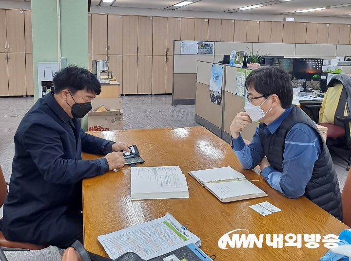 ▲ ▲ 경북도 홍현표 축산정책과 담당자가 양봉농가 꿀벌조기육성에 대해 18일 본지 기자에게 설명하고 있다. (사진=내외방송 허명구 기자)