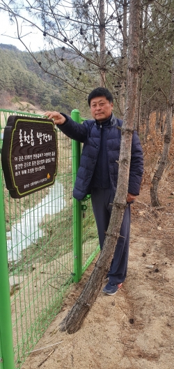 ▲ 1990년대 홉 재배 중단 이후 20여년간 스스로 자생하던 홉을 최초 발견, 대량 증식까지 성공시킨 곡산농원 연충흠 대표. (사진=홍천군 제공)