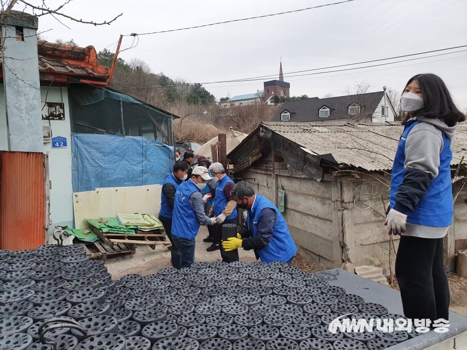 ▲ 봉사단체 사단법인 이웃(이사장 박학천)은 지난 3월 20일 홍천군 북방면의 소외계층 2가구에 사랑의 연탄 1,000장을 배달했다. (사진=홍천군 제공)
