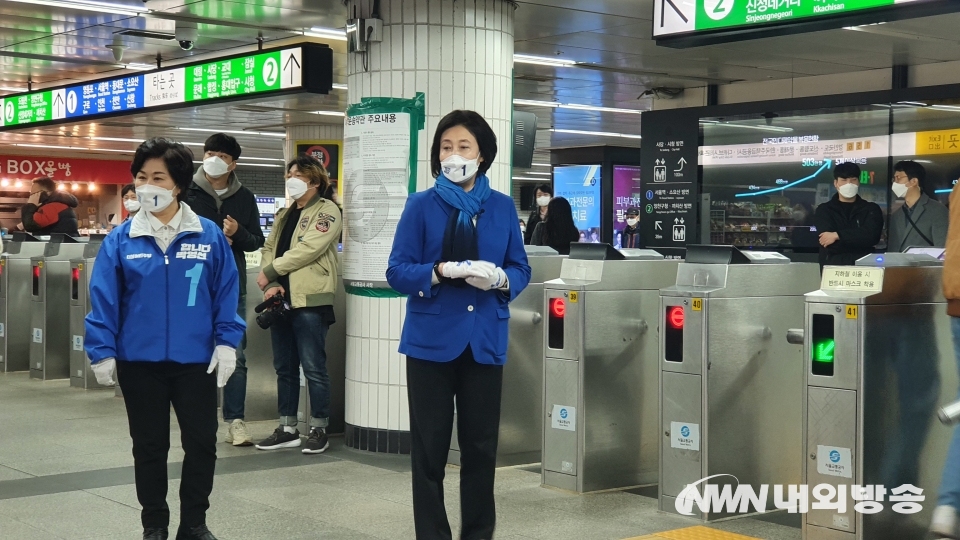 ▲ 박영선 민주당 서울시장 후보가 지하철역 개찰구에서 선거 유세를 하고 있다. (2021.03.25. 신도림역)