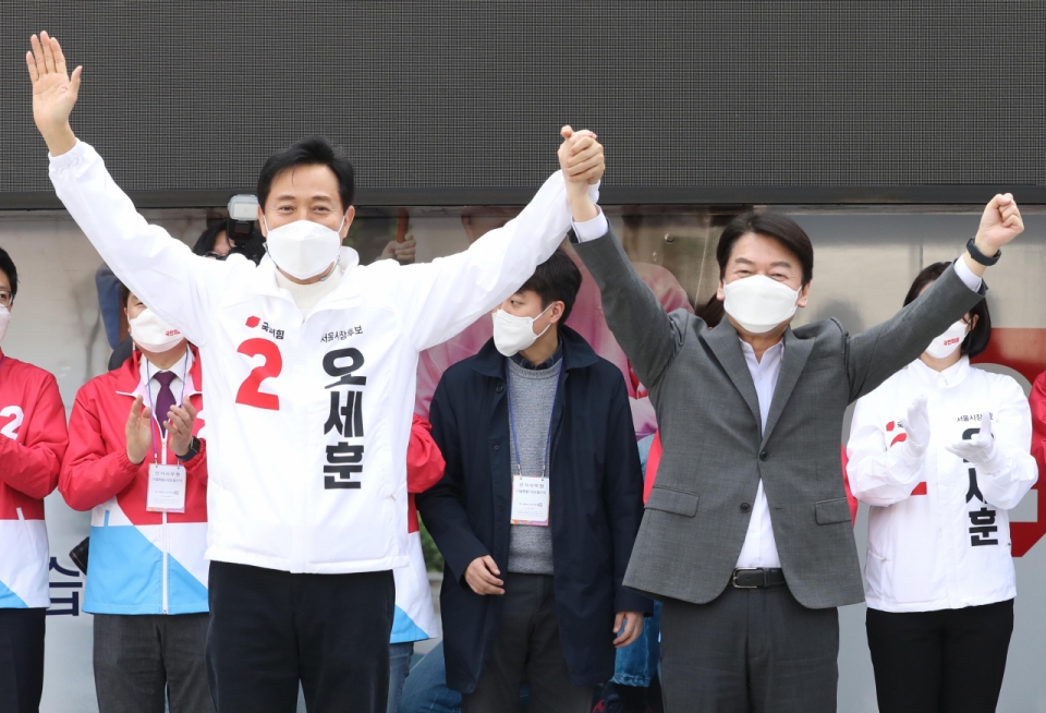 ▲ 오세훈 국민의힘 서울시장 후보와 안철수 공동선대위원장이 25일 오후 서울 덕수궁 대한문 앞에서 지지지들에게 인사하고 있다. (사진=국회사진기자단)