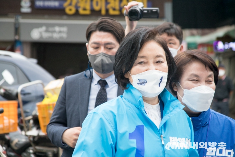 ▲ 박영선 더불어민주당 서울시장 후보가 선거 유세를 하기 위해 서울 동대문구 청과물시장에 방문했다. 2021.04.02. 서울 동대문 청과물시장 (사진=이상현 촬영기자)