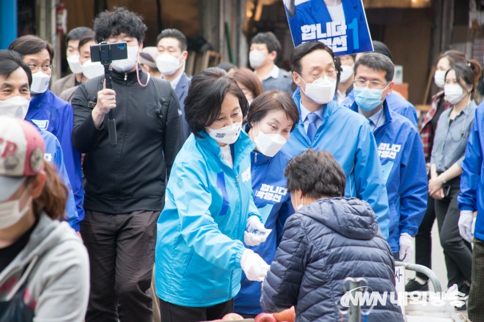 ▲ 박영선 더불어민주당 서울시장 후보가 선거 유세를 하기 위해 서울 동대문구 청과물시장에 방문했다. 2021.04.02. 서울 동대문 청과물시장 (사진=이상현 촬영기자)