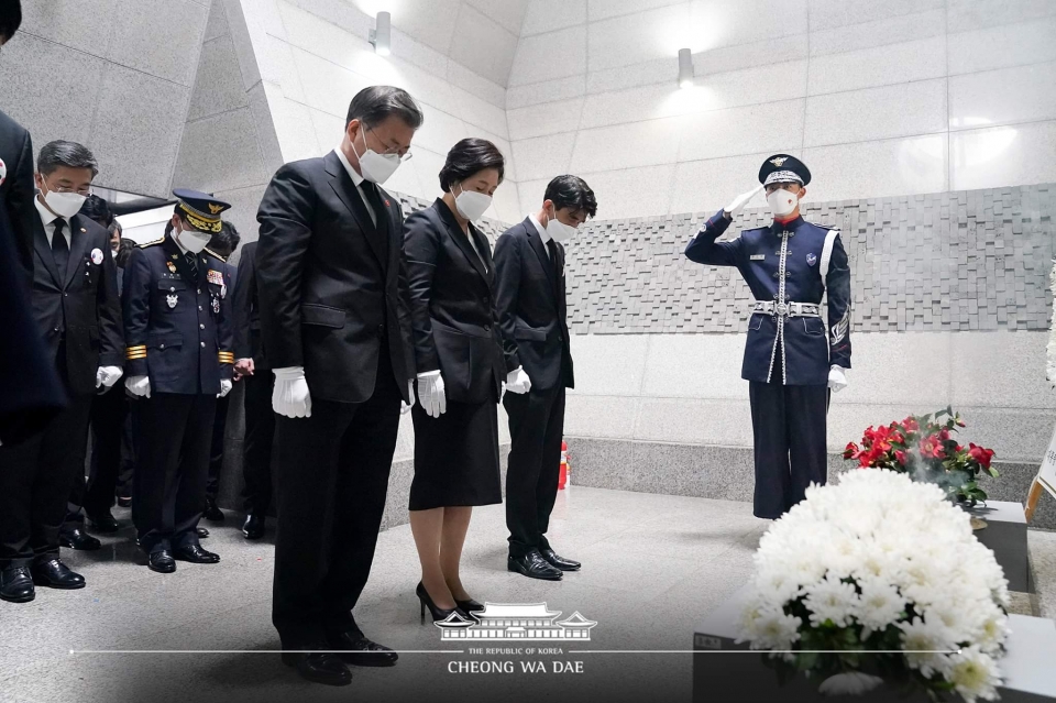 ▲ 문재인 대통령이 오늘(3일) 제주 4·3평화공원에서 열린 4·3 희생자 추념식에 참석해 제주 4·3 특별법이 개정됐다며 "성실하게 이행해 나가겠다"고 약속했다. (사진=청와대 페이스북)