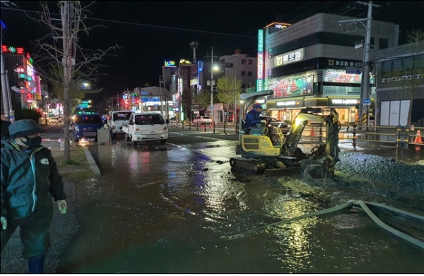 ▲ 포항시내에서 대형 상수도관이 크게 누수돼 공사 작업을 벌이고 있다. 누수작업으로 인해 단수되는 지역도 있는데 최대한 시민들 피해가 적고 공사도 잘 되도록 시에서 총력을 다하고 있다. (사진=포항시)