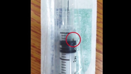 ▲ 코로나19 백신 접종에 쓰이고 있는 최소 잔여형 주사기에서 이물이 발견됐다는 신고가 접수돼 보건당국이 주사기 70만개를 긴급 수거하고 있다. (사진=SBS)
