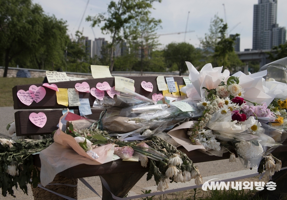 ▲ 사건 현장 인근 벤치에 시민들이 고인을 기리는 추모꽃 2021.05.11 (사진=이상현 촬영 기자)