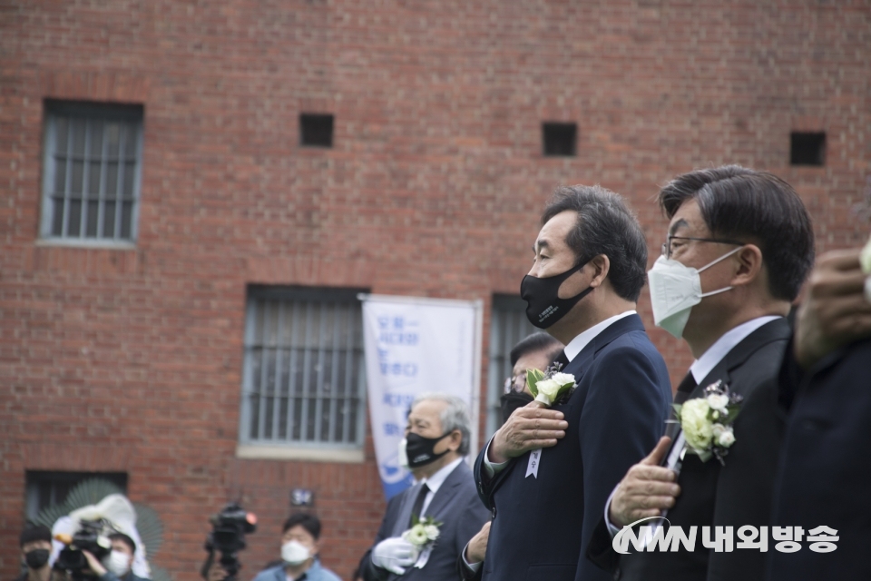 ▲ 국기에 대한 경례를 하고 있는 이낙연 전 총리