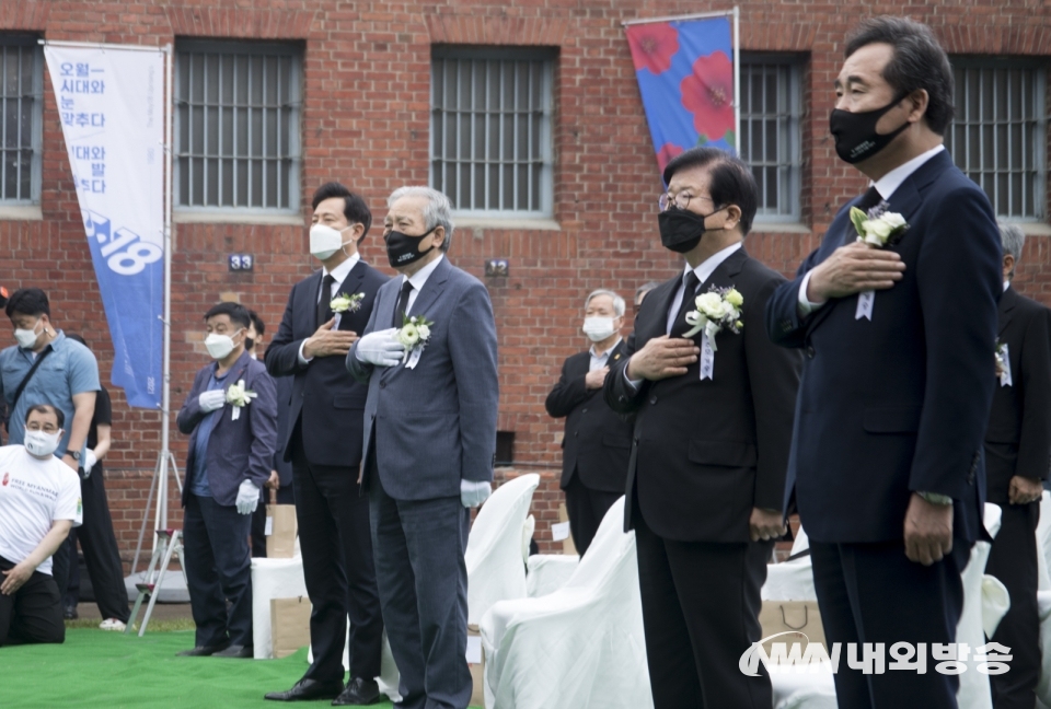 ▲ 국기에 대한 경례를 하고 있는 오세훈 서울시장과 이낙연 전 총리