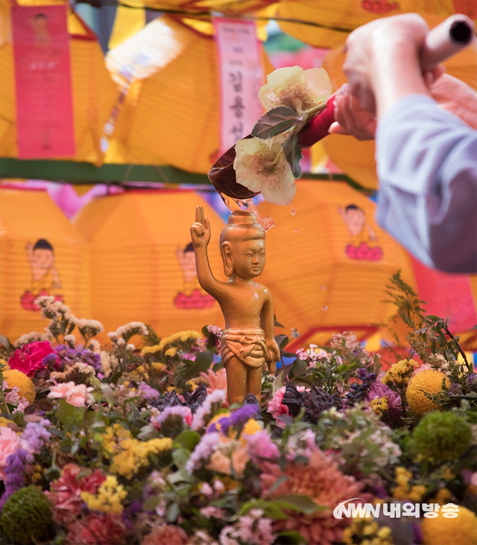 ▲ 한 신도가 부처님오신날을 하루 앞두고 아기 부처님에게 관불하고 있다. 서울 종로 조계사 2021.05.18 (사진=이상현 촬영기자)