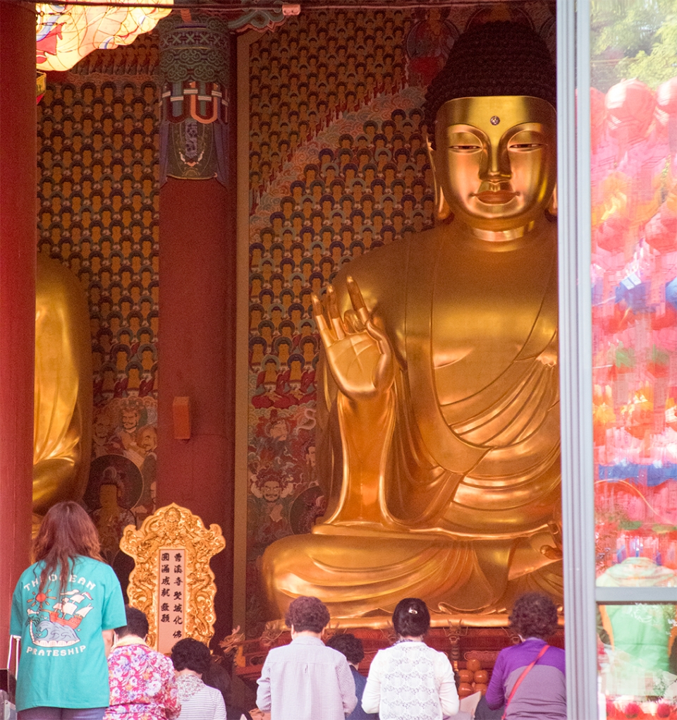 ▲ 부처님에게 기도 하고 있는 신도들 2021.05.18 (사진=이상현 촬영기자)
