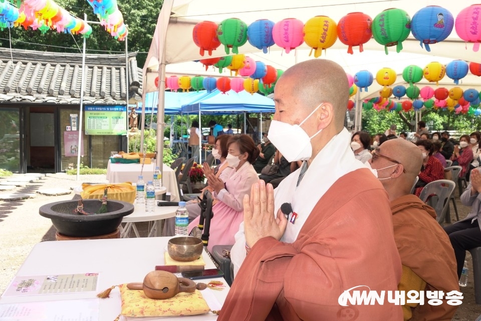 ▲ 부처님오신날인 19일 오전 상불사 동효스님은 부처님오신날을 기리고 미얀마 희생자들의 극락왕생을 기원했다. 2021.05.19. (사진=정동주 사지전문 기자)