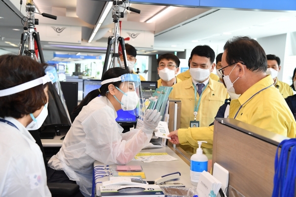 ▲ 사진은 국무총리가 24일 인천국제공항 검역현장 및 수도권 질병대응센터 실험실을 방문, 현황을 보고 받고 발열감시 등 현장을 점검하고 있다. 28일의 코로나 상황은 신규 확진자가