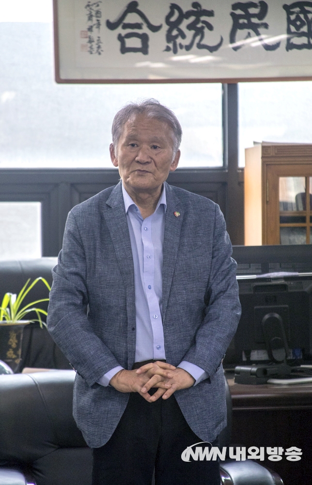 ▲ ▲ 천상덕 이사장이 국민통합에 이사장직에 걸맞는 인재라고 말하고 있는 최정진 고문. 2021.06.02. 사단법인 국민통합 서울 당산동 본부 (사진=이상현 촬영기자)