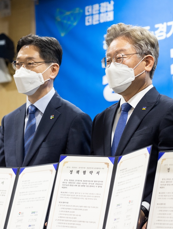 ▲ 김경수(왼쪽) 경남지사와 이재명 경기지사가 17일 경남도청에서 만나 권역별 초광역협력 국가균형발전정책화에 공동 협력하기로 협약했다.(사진=경기도)