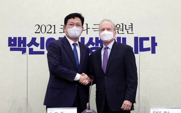 ▲ 송영길 더불어민주당 대표(왼쪽)가 18일 오전 서울 여의도 국회 대표실에서 로버트 랩슨 주한미국대사 대리를 접견하며 악수하고 있다. (사진=송영길 의원실)