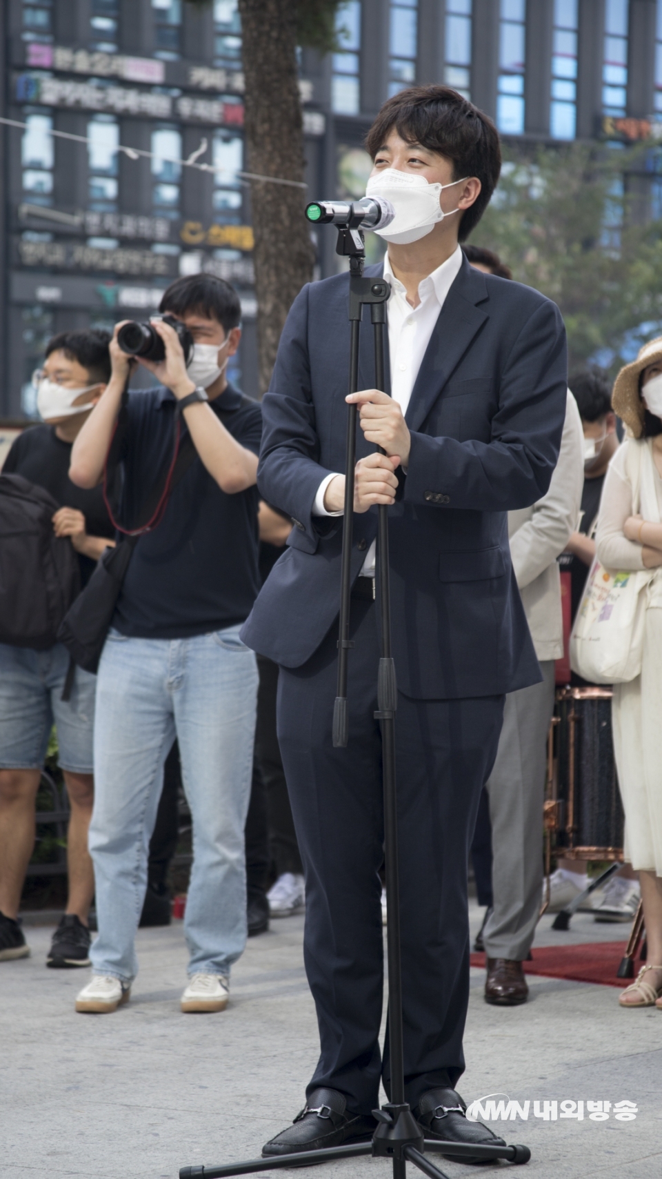 ▲ 이준석 국민의힘 대표가 한 시민과 토론을 하고 있다.