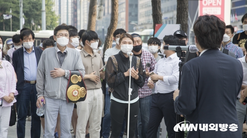 ▲ ▲ 서울 강남역에서 열린 청년토론배틀 행사에 참석한 최현미 선수의 말을 경청하고 있는 국민의힘 이준석 대표. 2021.06.20. (사진=이상현 촬영기자)