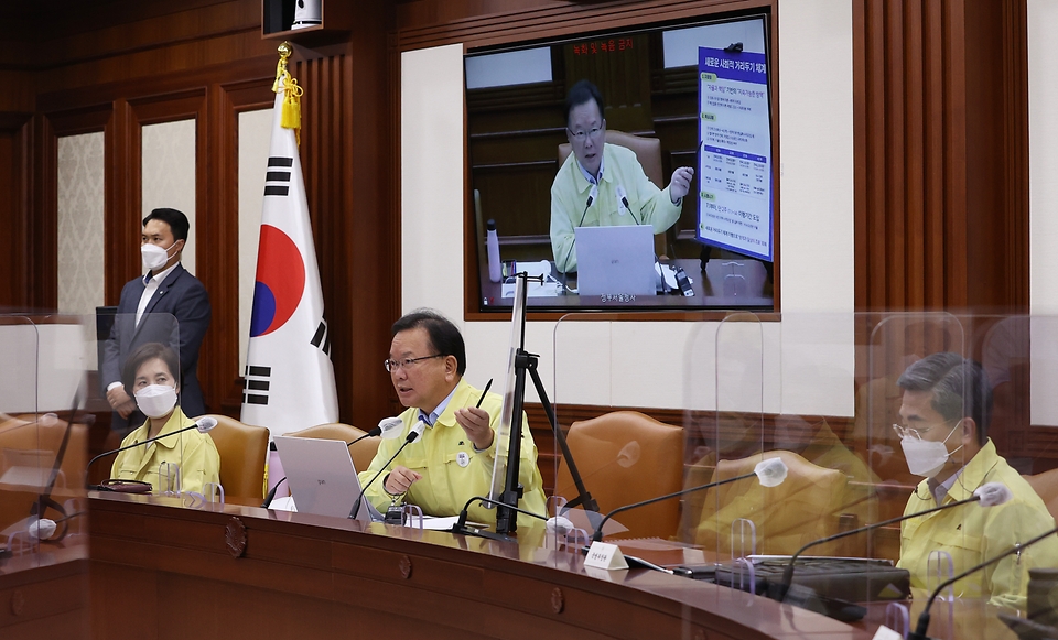 ▲ 김부겸 국무총리가 20일 세종로 정부서울청사에서 열린 코로나19 중앙재난안전대책본부 회의를 주재하고 있다.