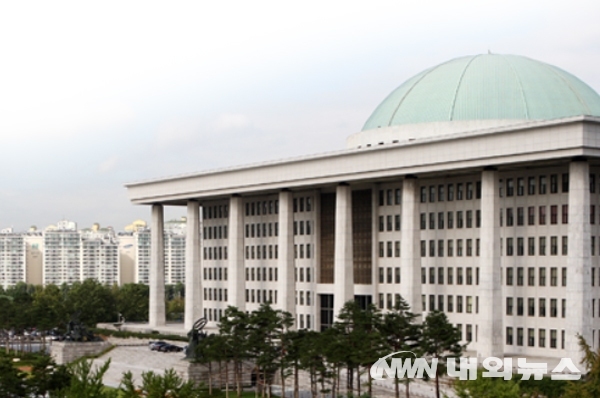 ▲ ▲ 국회의원, 국회의원 보좌관 등이 잇따라 코로나 확진되면서 내일까지 국회가 폐쇄 상황에 돌입했다. (사진=내외방송DB)