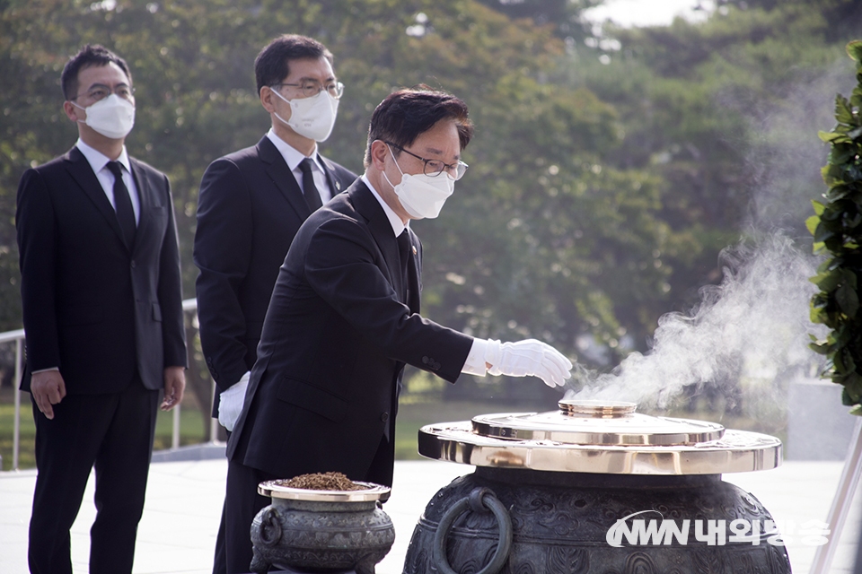 ▲ 6.25전쟁 제71주년인 25일 박범계 법무부 장관이 서울 동작구 국립서울현충원에서 참배하고 있다. 2021.06.25 (사진=이상현 촬영기자)