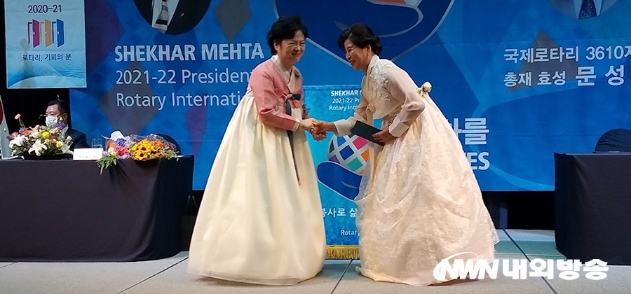 ▲ 지난 22일 오후 6시 전남 여수 히든베이호텔 그랜드볼륨에서 열린 여수한울로타리 클럽 창립 24주년 기념 및 24‧25대 회장 이‧취임식에서 24대 김은경 전 회장이 25대 윤난서 신임회장에게 추대패를 전달하고 악수를 나누고 있다. (사진=최준혁 기자)