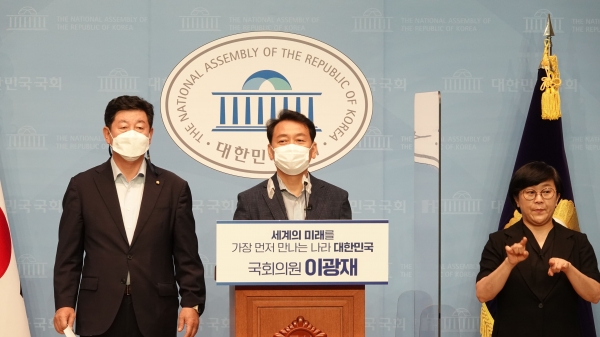 ▲ 이광재 더불어민주당 의원이 23일 국회 정론관에서 수술실 CCTV설치를 촉구하는 기자회견을 갖고 있다.(사진=이광재 의원실)