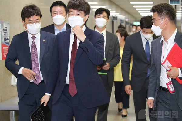 ▲ 이준석 국민의힘 대표와 최고위원들이 28일 국회에서 열리는 최고위원회의에 참석하기 위해 회의실로 향하고 있다.(사진=국민의힘)