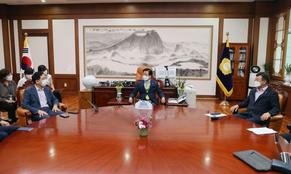 ▲ 박병석 국회의장과 윤호중 더불어민주당 원내대표, 김기현 국민의힘 원내대표가 28일 국회의장실에서 회동을 갖고 국회 정상화 방안에 대해 의견을 나누고 있다.(사진=국회의장실)