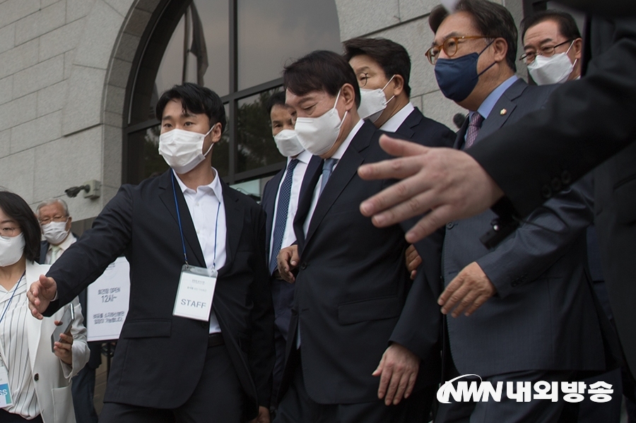 ▲ ▲ 최근 윤석열 전 검찰총장이 죽마고우로 알려진 권성동 국민의힘 의원을 만나 대권에 대해 긍정적인 태도를 보인 것으로 드러나 화제다. 사진은 29일 윤 전 총장이 매헌 윤봉길 의사 기념관에서 대선 출마 선언 기자회견을 끝낸 후 밖으로 나오고 있다. (사2021.06.29. (사진=최유진 기자)