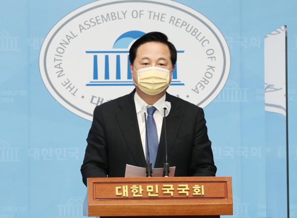 ▲ 김두관 더불어민주당 의원이 18일 오전 국회 소통관에서 기자회견을 열고 "과감한 자치분권과 급진적 균형발전으로 연방제 수준의 분권국가를 만들겠다"며 '국가 구조 재편'이 최우선 과제임을 꼽았다. 2021.06.18 (사진=공동취재사진)