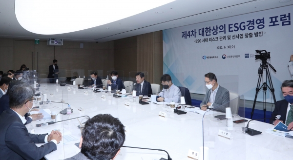 ▲ 대한상공회의소(회장 최태원)가 30일 세종대로 대한상의회관에서 개최한 ‘제4차 대한상의 ESG경영 포럼’에서 우태희 대한상의 상근부회장이인사말을 하고 있다.(사진=대한상의)