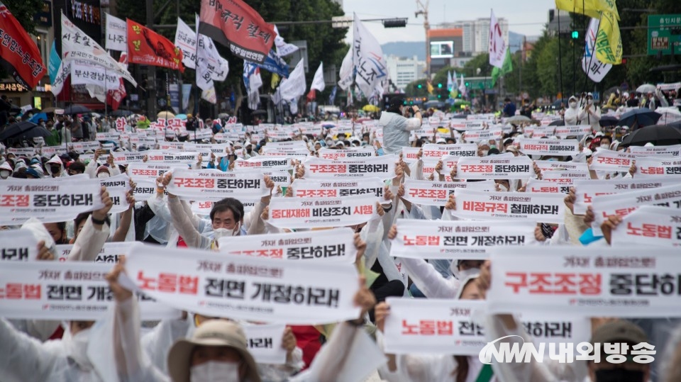 ▲ 3일 오후 2시 전국민주노동조합총연맹 조합원들이 종로3가역에서부터 행진을 하고 있다. 2021.07.03. (사진=이상현 기자)