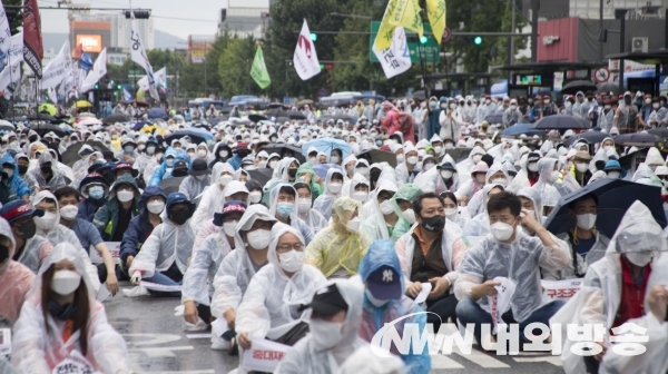 ▲ 3일 종로 3가 일대를 점거하고 민주노총이 집회를 벌이고 있다.(사진=이상현 기자)