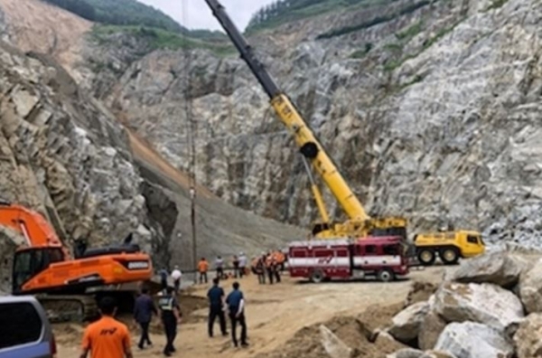 ▲ 충북 충주시 소태면 한 채석장에서 63t 화물차가 50m 아래로 추락한 뒤 3~4m 깊이의 물웅덩이에 빠졌다. (사진=충주소방서 제공)