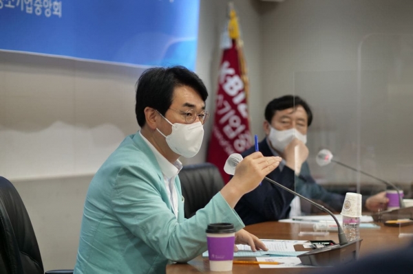 ▲ 더불어민주당 대선 경선 주자인 박용진 의원이 7일 서울 여의도 중소기업중앙회를 찾아 중소기업인들과 간담회를 갖고 있다. (사진=박용진 의원실)
