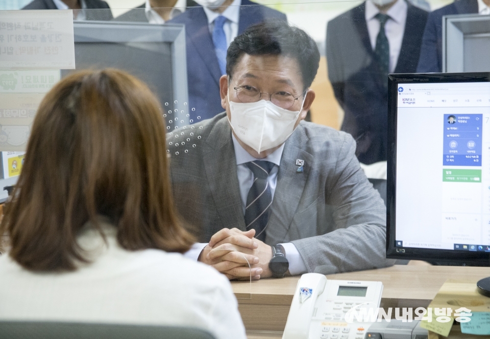 ▲ ▲ "얼마까지 알아보고 오셨어요?"&nbsp;7일 더불어민주당 송영길 대표가 서민금융통합지원센터에 방문해 상담을 받고 있다. 서울 중구 프레스센터 서민금융통합지원센터. 2021.07.07. (사진=이상현 기자)