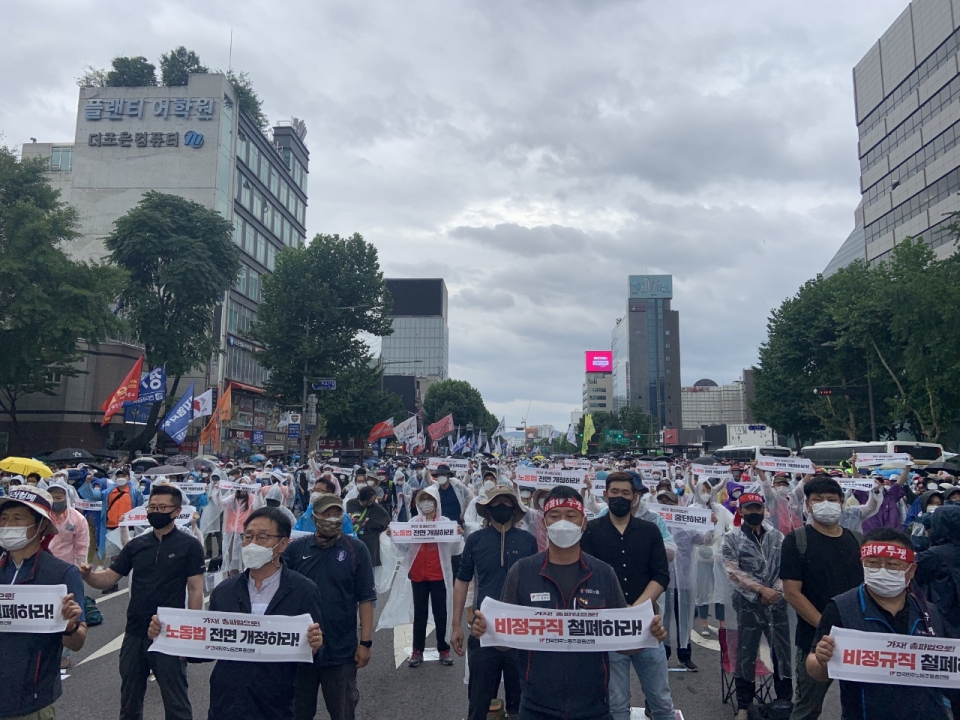 ▲ ▲ 지난 3일 민주노총은 노동법 개정하라 등을 촉구하며 대규모 집회를 열었다. 7일 신규 확진자 수는 1000명을 넘어섰다. 이 집회가 원인이 됐다는 말들이 나오면서 많은 사람들이 분노로 치닫고 있다. (사진=내외방송 이상현 촬영기자) 