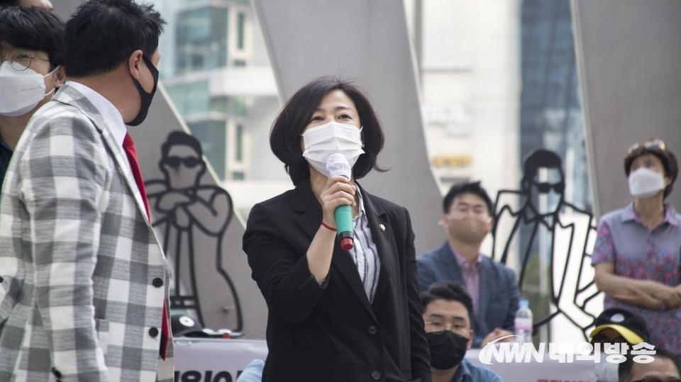 ▲ 20일 서울 강남역 11번 출구에서 황보승희 수석대변인이 청년토론배틀에 참여해 시민들에게 인사를 하고 있다. 2021.06.20. (사진=이상현 기자)