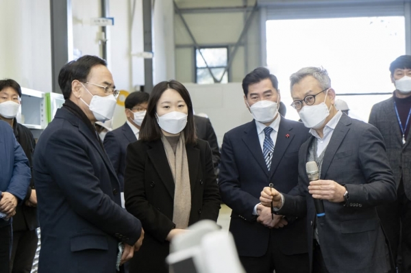 ▲ 이소영 더불어민주당 의원이 현대모비스가 미래차 연구소를 의왕시에 착공하고 2023년 상반기 입주를 폭료로 공사가 한창 주인 가운데 현장을 돌아보고 있다. (사진=이소영 의원실)<br>