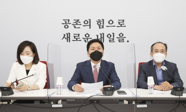 ▲ 김기현 국민의힘 원내대표가 16일 화상원내대책회의를 열고, 자영업자들의 고통을 정부가 외면하고 있다고 비판하고 있다.(사진=국민의힘)