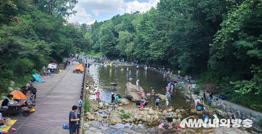 ▲ 18일 시민들이 서울 관악산 입구 계곡에서 물놀이를 하며 더위를 식히고 있다. 2021.07.18. (사진=독자제공)