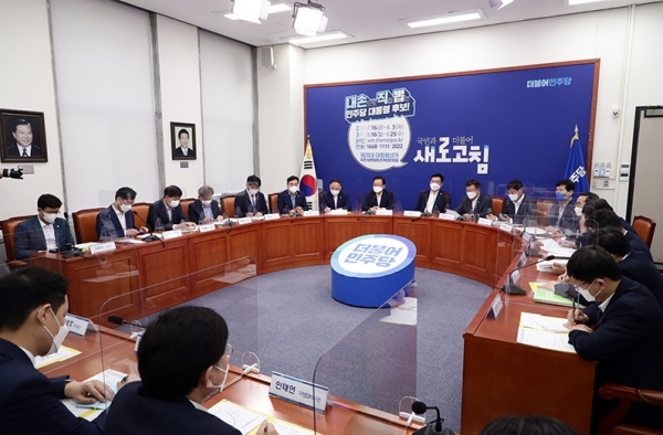 ▲ 더불어민주당 지도부와 정부 관계자들이19일 국회 당대표회의실에서 고위당정협의회를 열고 있다. (사진=민주당)