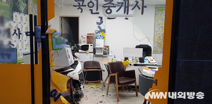 ▲ 22일 오전 5시 10분께 서울 강동구 강동대로에 있는 한 공인중개사 사무소에 오토바이가 돌진하는 사고가 발생했다. 2021.07.22. (사진=정동주 사진전문 기자)
