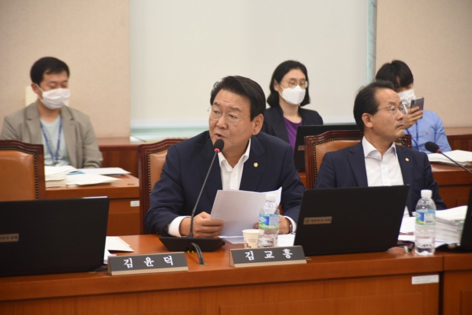 ▲ 국회 국토교통위원회 소속 김교흥 의원은 25일 경인고속도로 일반화구간 지하도로건설을 위한 국비 2955억원 지원 계획이 국토교통부 대도시권광역교통위원회에서 확정됐다고 밝혔다. (사진=김교흥 SNS)