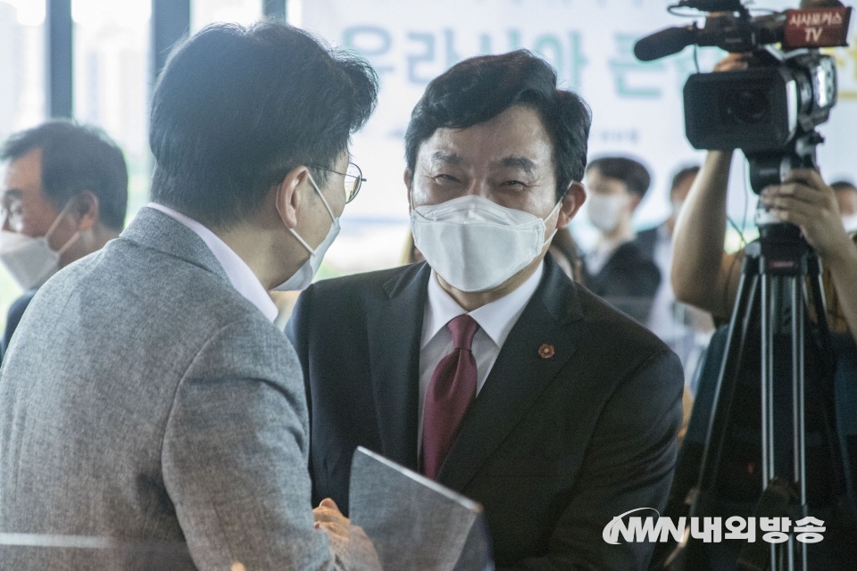 ▲ ▲ 7일 '유라시아 큰길 비전발표회'에 참석해 황교안 전 미래통합당 대표와 악수를 하고 있는 원희룡 제주특별자치도지사. 서울 여의도 여의도 마리나 컨벤션. 2021.07.07.(사진=이상현 기자)