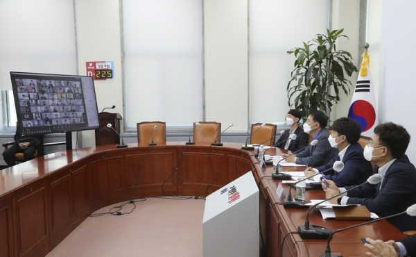 ▲ 이준석 국민의힘 대표가 28일 국회에서 온라인을 통해 재외통포 및 유학생들과 간담회를 갖고 있다.(사진-국민의힘)